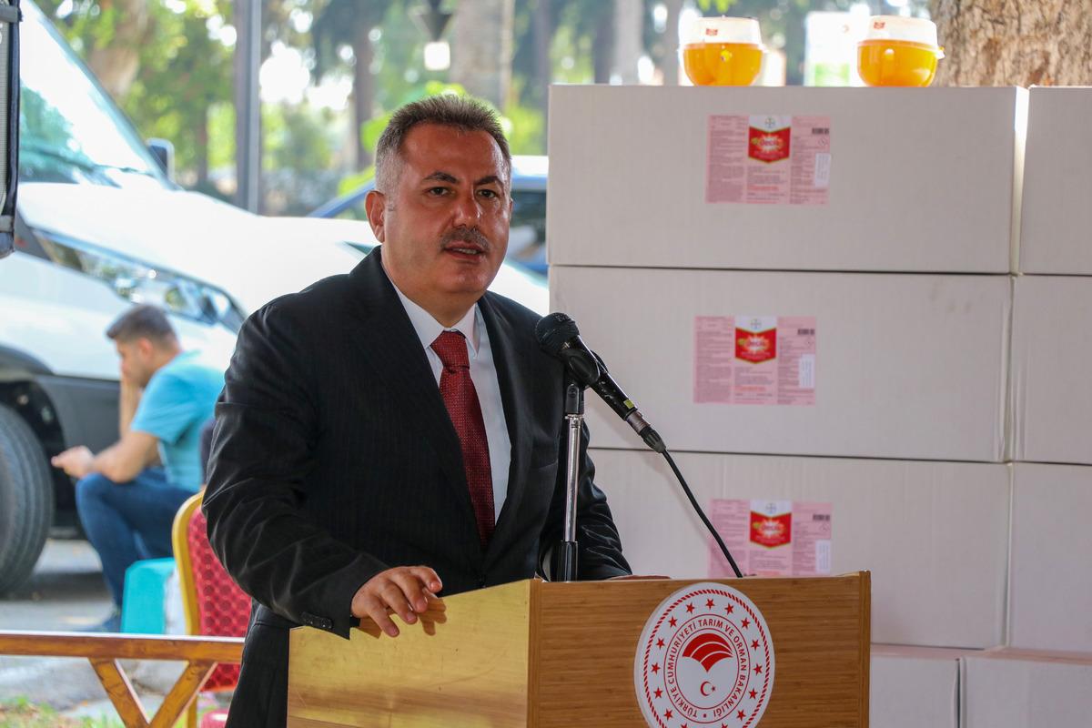 Adana'da &uuml;reticilere Akdeniz meyve sineğine karşı tuzak dağıtıldı