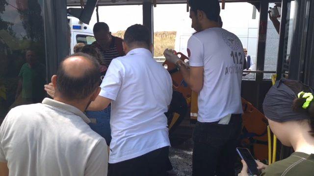  Arnavutköy'de kamyondaki demirler İETT otobüsüne düştü; Çok sayıda yaralı var (1) - Genel - İstanbul - 