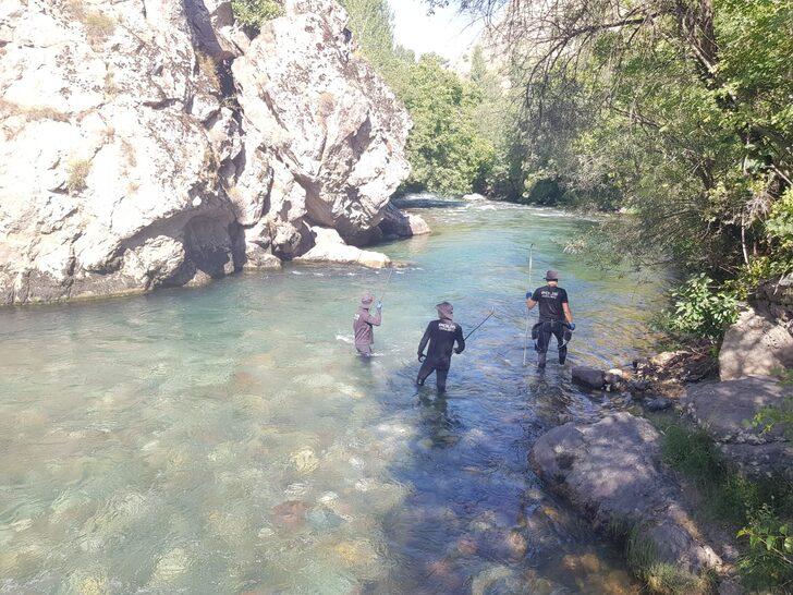 Müküs Çayı'nda kaybolan hemşireyi dalgıç polisler arıyor G3