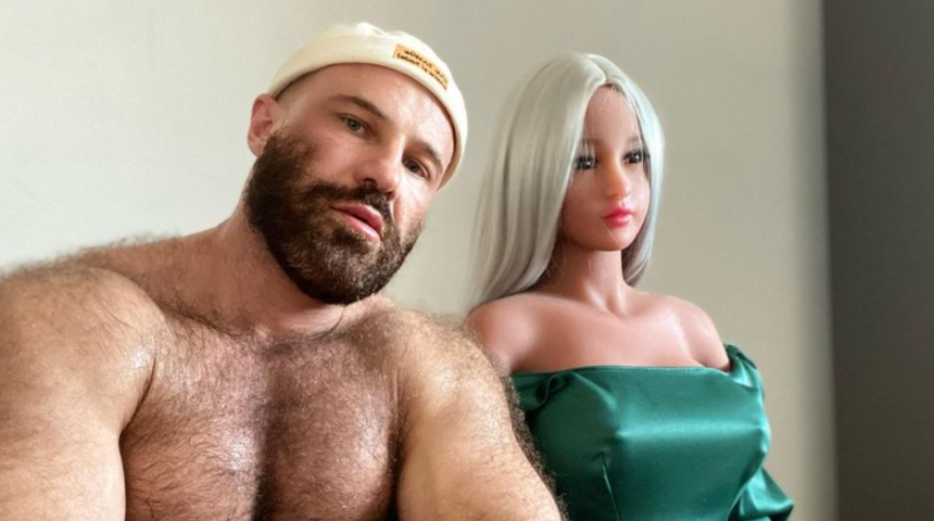 Kafaları karıştırdı! Şişme bebek karısından yeni sevgilisi için boşandı, tatilinden kareleri sosyal medyadan paylaştı