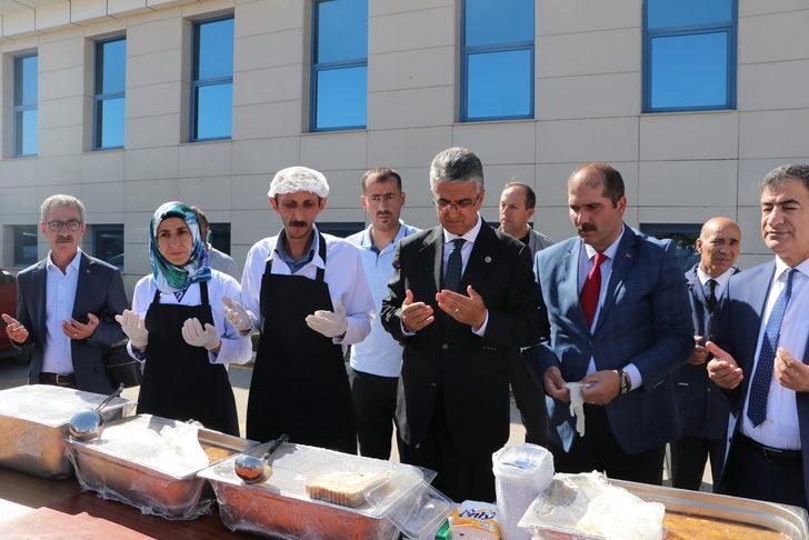 MHP Genel Başkan Yardımcısı Aydın, Erzurum'da vatandaşlara aşure dağıttı G1