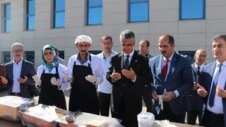 MHP Genel Başkan Yardımcısı Aydın, Erzurum'da vatandaşlara aşure dağıttı