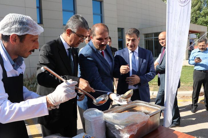 MHP Genel Başkan Yardımcısı Aydın, Erzurum'da vatandaşlara aşure dağıttı G2