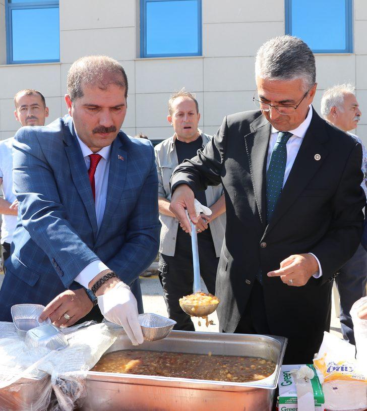 MHP Genel Başkan Yardımcısı Aydın, Erzurum'da vatandaşlara aşure dağıttı G3