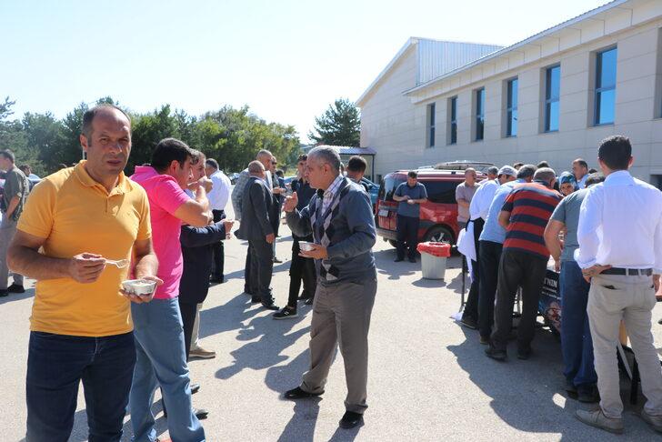 MHP Genel Başkan Yardımcısı Aydın, Erzurum'da vatandaşlara aşure dağıttı G4