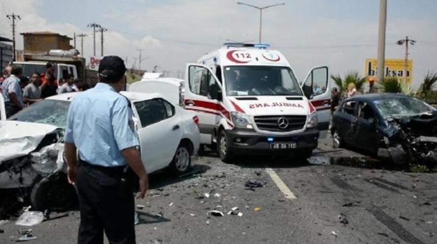 İki otomobil karşılıklı &ccedil;arpıştı: 8 yaralı