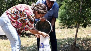 Antalya'da gübre israfını önlemek için çiftçilere toprak numunesi alma eğitimi