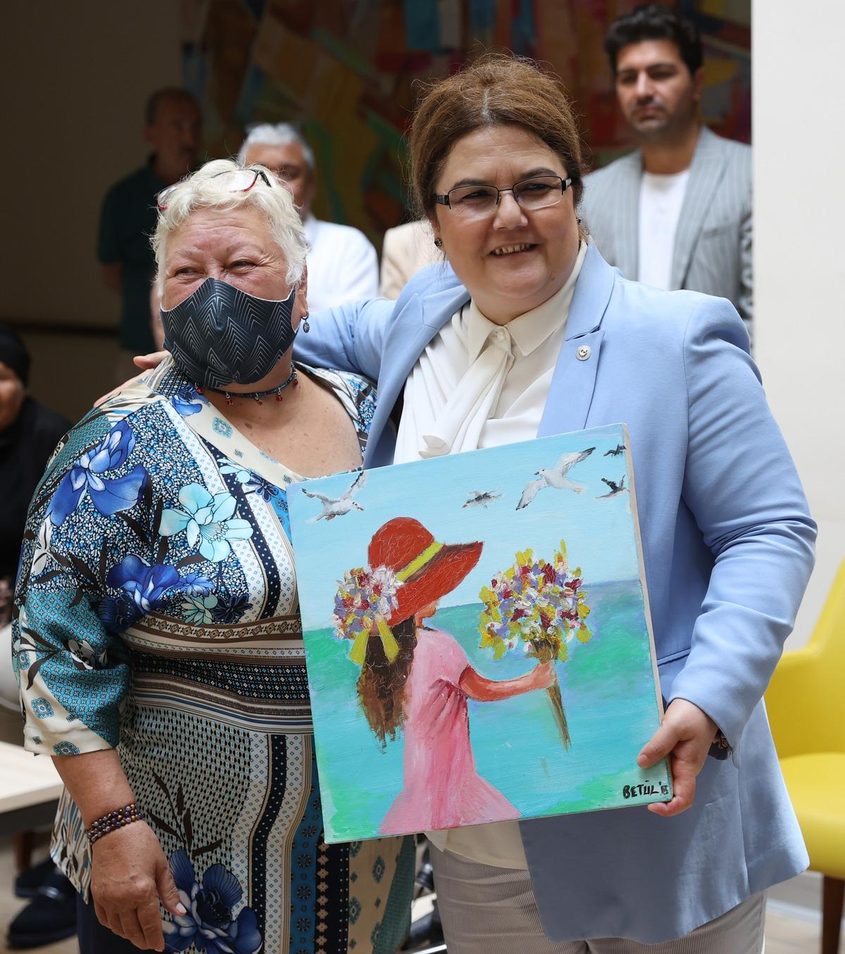 Aile ve Sosyal Hizmetler Bakanı Derya Yanık huzurevini ziyaret etti: