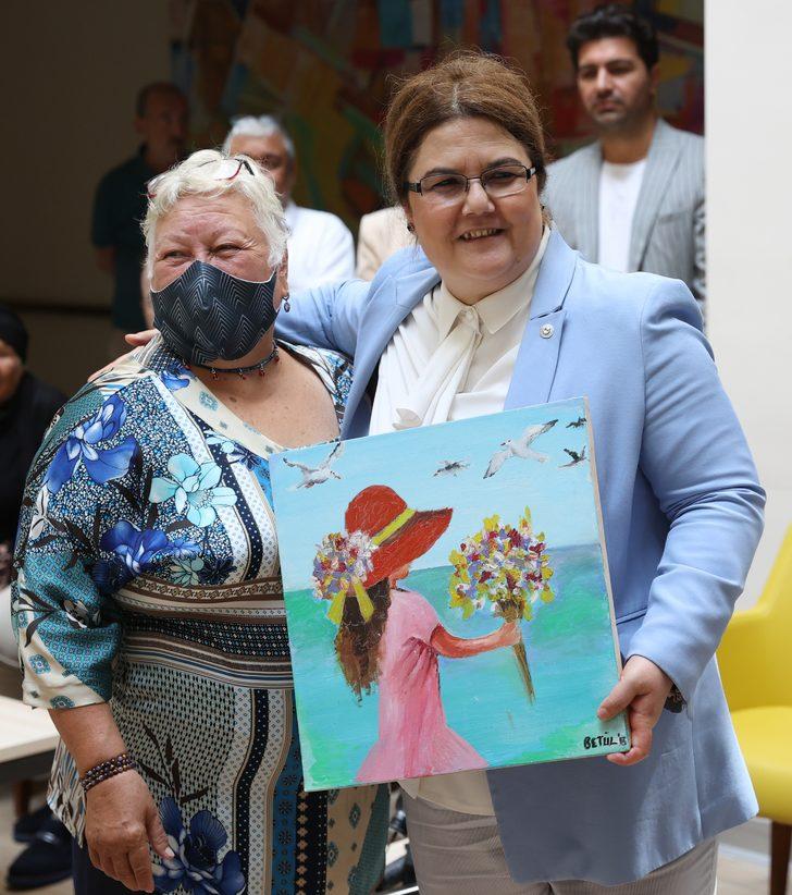 Aile ve Sosyal Hizmetler Bakanı Derya Yanık huzurevini ziyaret etti: G1