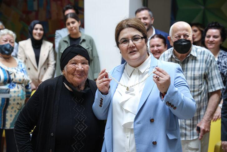 Aile ve Sosyal Hizmetler Bakanı Derya Yanık huzurevini ziyaret etti: G2
