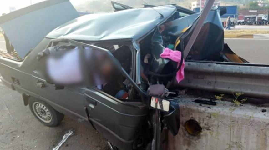 Bariyerlere çarpan otomobil ikiye bölündü