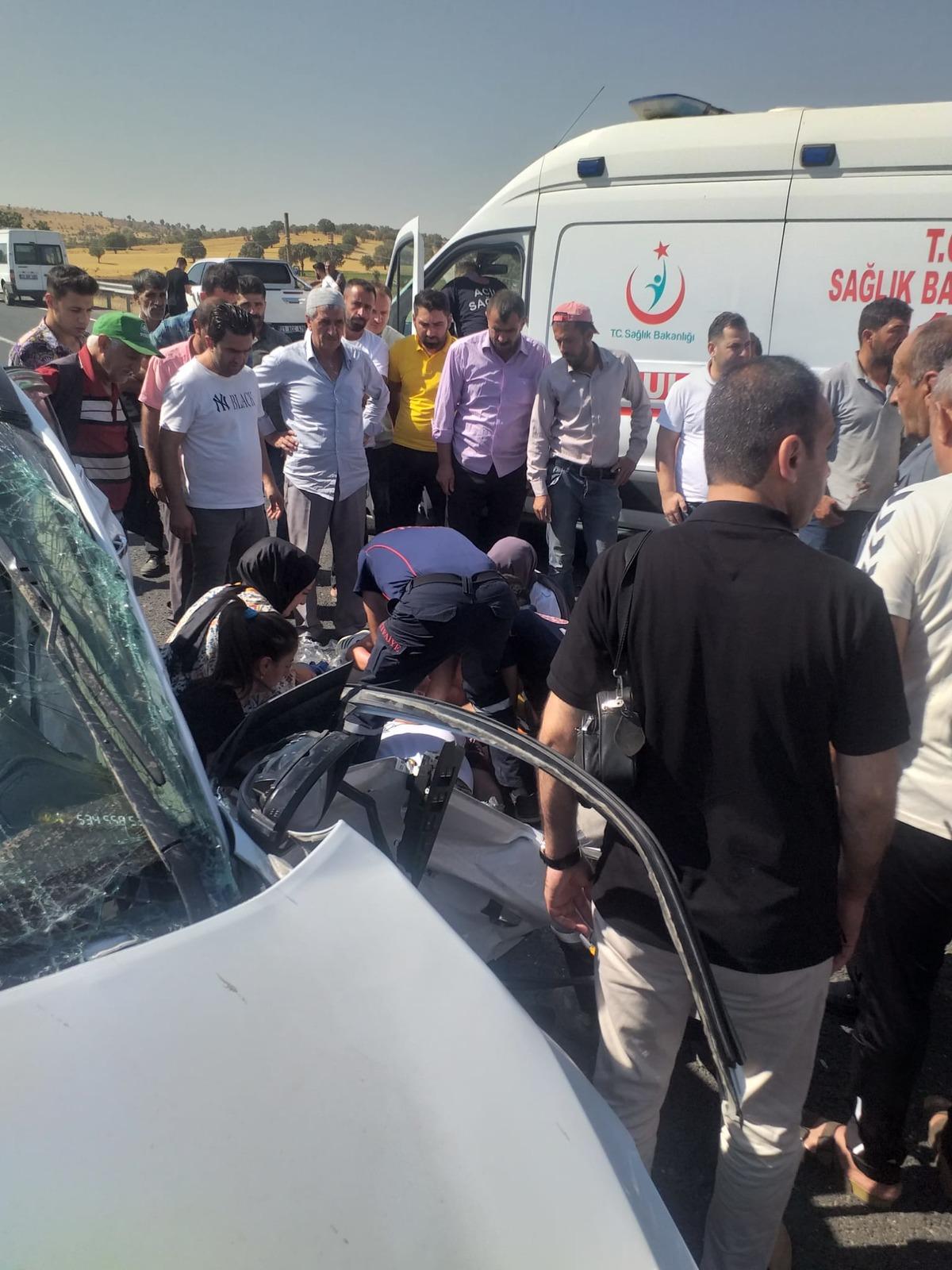 Mardin'de 2 otomobilin &ccedil;arpışması sonucu 1 kişi &ouml;ld&uuml;, 3 kişi yaralandı