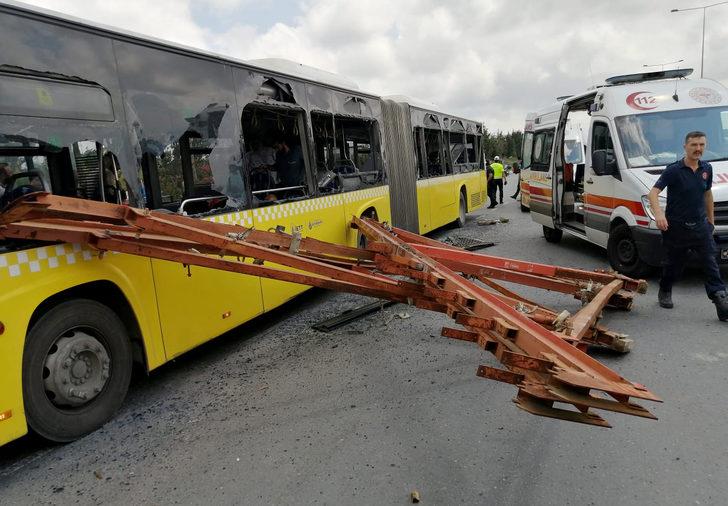 İstanbul'da tırdan sarkan demirler İETT otobüsüne çarptı G1