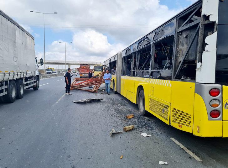 İstanbul'da tırdan sarkan demirler İETT otobüsüne çarptı G3