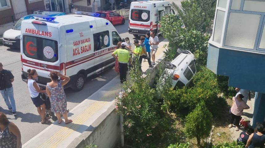 Sinop’ta otomobil bahçeye devrildiği kazada 4 kişi yaralandı