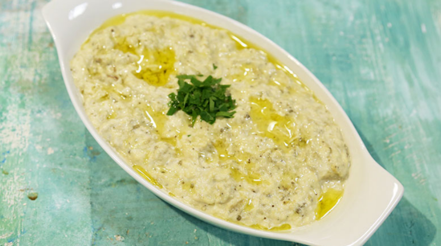 Masanızdan eksik etmeyin! Labneli köz patlıcan salatası