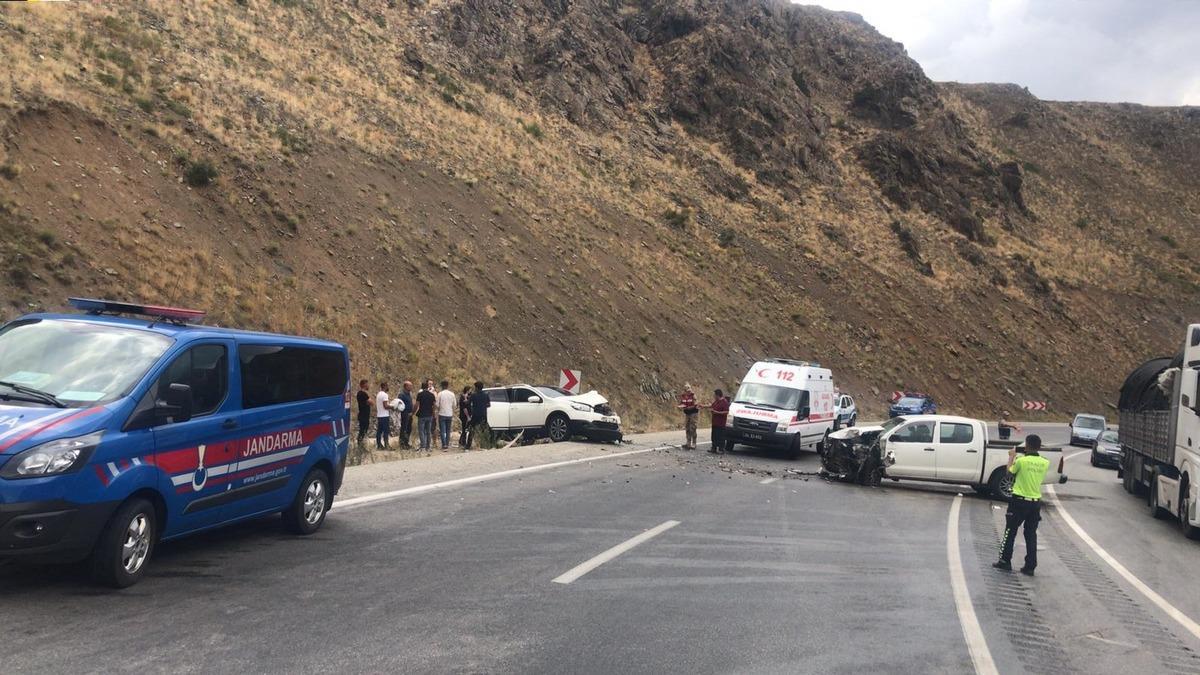Erzincan'da iki aracın &ccedil;arpışması sonucu 9 kişi yaralandı