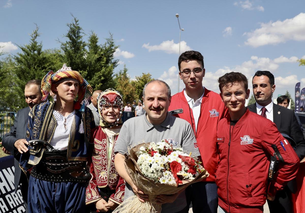 Sanayi ve Teknoloji Bakanı Varank, K&uuml;tahya'da TEKNOFEST yarışmalarını izledi: