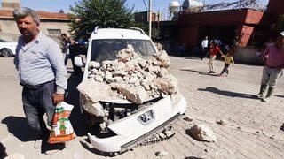 Mardin'de çöken istinat duvarı 3 araca zarar verdi
