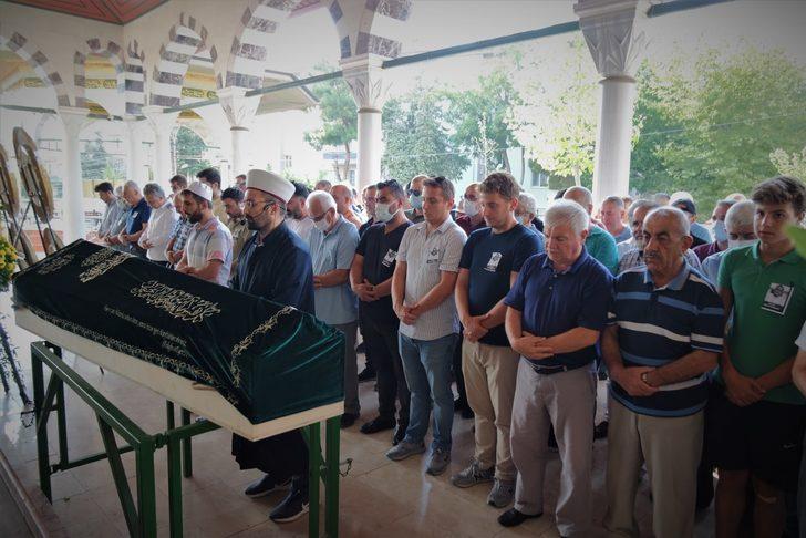 Bursa'da böbrek yetmezliğinden ölen emekli hekim son yolculuğuna uğurlandı G2