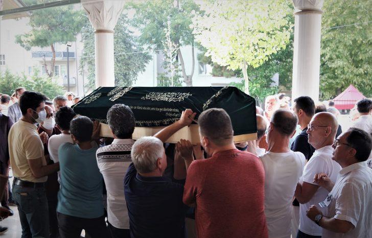 Bursa'da böbrek yetmezliğinden ölen emekli hekim son yolculuğuna uğurlandı G3