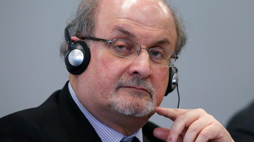 Yazar Selman Rüşdi New York'ta saldırıya uğradı!