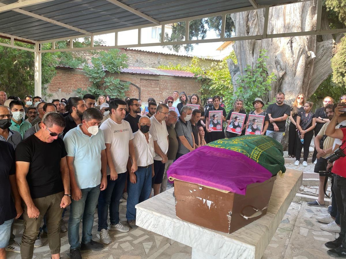 İzmir'de boşanma aşamasındaki eşi tarafından &ouml;ld&uuml;r&uuml;len kadın son yolculuğuna uğurlandı