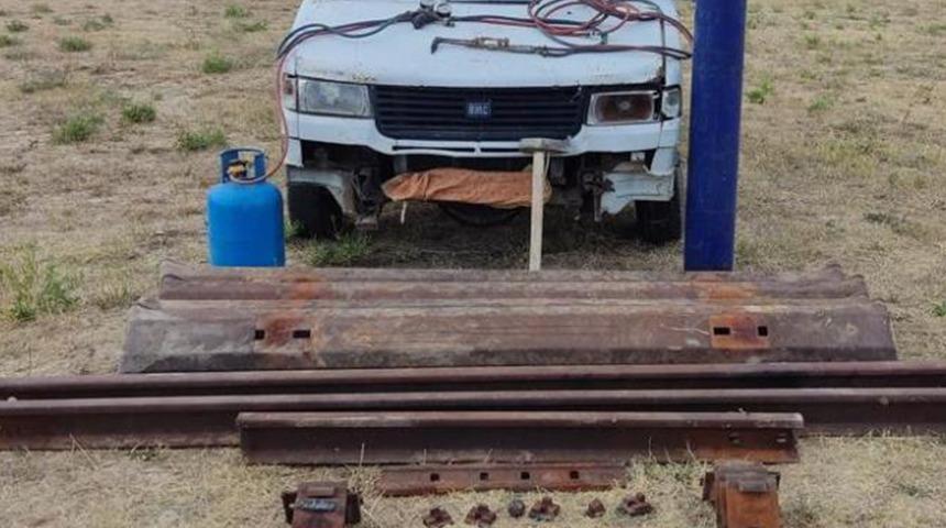 Akılalmaz hırsızlık! 250 bin liralık tren raylarını çaldılar