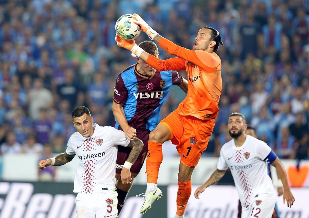 Son dakika: Trabzonspor, Şampiyonlar Ligi &ouml;ncesi Hatayspor'u tek golle ge&ccedil;ti! Abd&uuml;lkadir &Ouml;m&uuml;r galibiyeti getirdi...