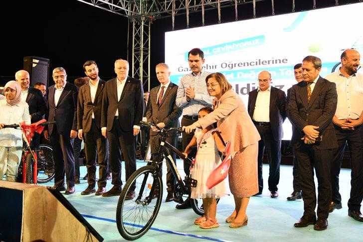 Bakan Kurum, Gaziantep'te başarılı Kur'an kursu öğrencilerine bisiklet dağıttı G4