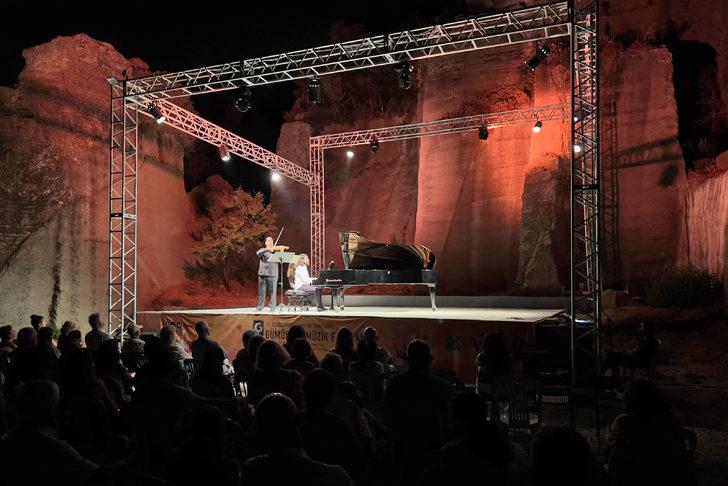 19. Uluslararası Gümüşlük Müzik Festivali'nde kemancı Zalai ve piyanist Gökbudak konser verdi G1