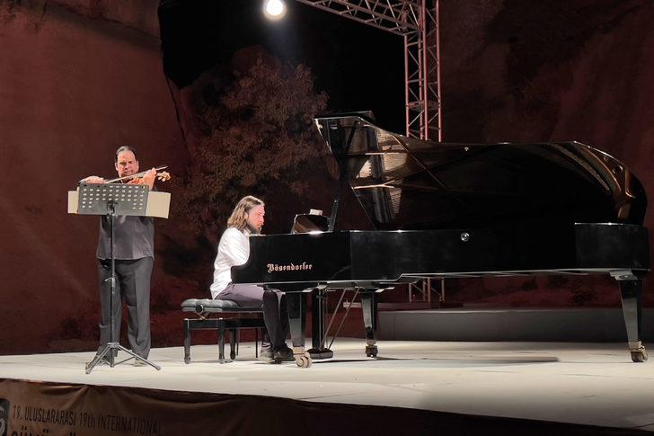 19. Uluslararası Gümüşlük Müzik Festivali'nde kemancı Zalai ve piyanist Gökbudak konser verdi G2