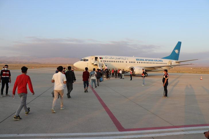 Iğdır'da 136 Afganistan uyruklu düzensiz göçmen ülkelerine gönderildi G4