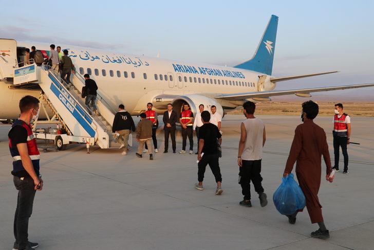 Iğdır'da 136 Afganistan uyruklu düzensiz göçmen ülkelerine gönderildi G5