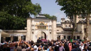 Davutoğlu megafonla halka seslenerek helallik istedi