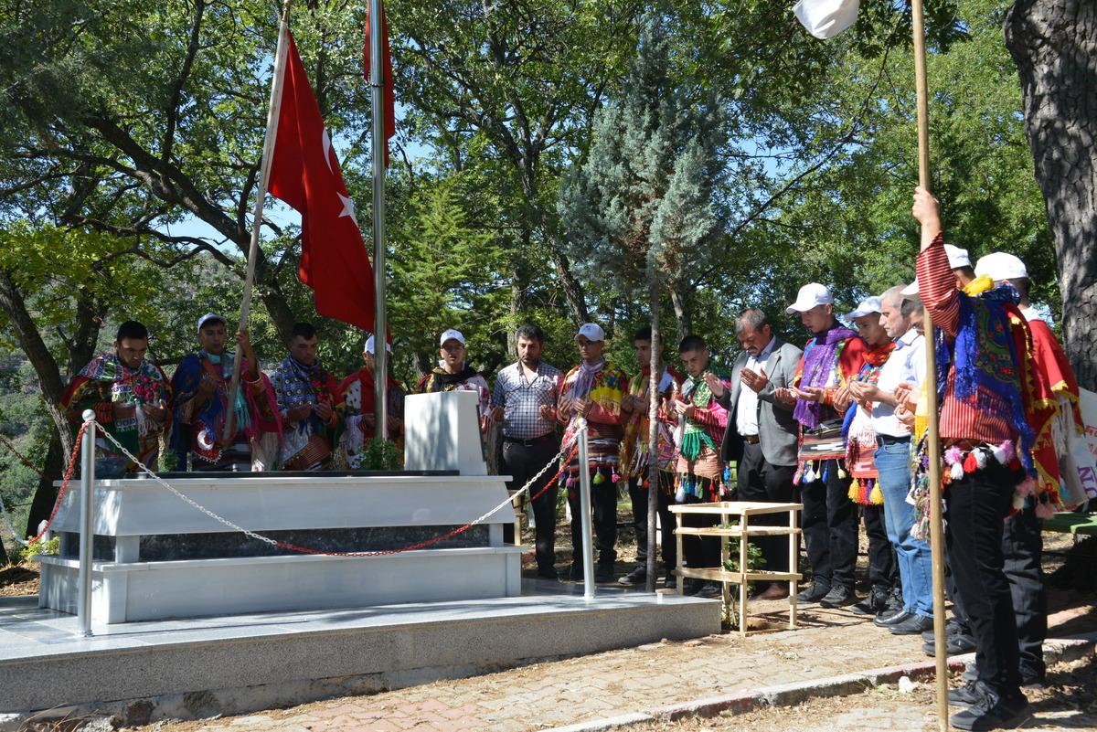 Askere gidecek K&uuml;tahyalı gen&ccedil;ler mani s&ouml;yleyip har&ccedil;lık topladı