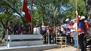 Askere gidecek Kütahyalı gençler mani söyleyip harçlık topladı