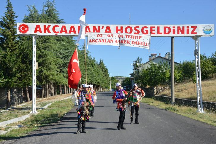 Askere gidecek Kütahyalı gençler mani söyleyip harçlık topladı G2