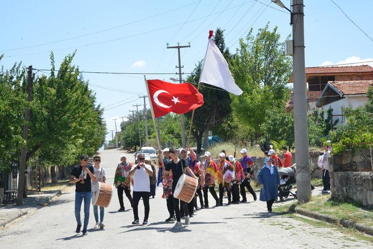 Askere gidecek Kütahyalı gençler mani söyleyip harçlık topladı G4