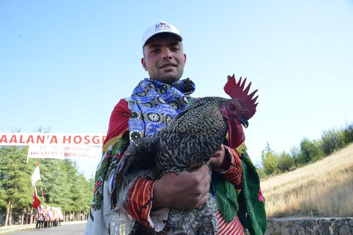 Askere gidecek Kütahyalı gençler mani söyleyip harçlık topladı G5
