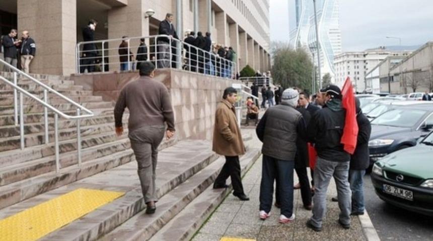 İzmir Adliyesi'nde boşanmak isteyen eşini jiletle doğradı