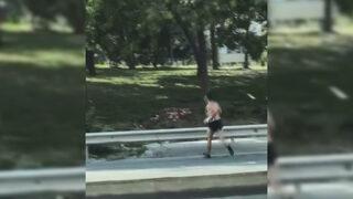 Yer: İstanbul! Araçtan çıkıp soyundu, ağaçlık alana kaçtı