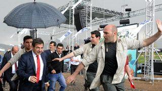 Bakan Güllüce'yi yağmurdan böyle korudular