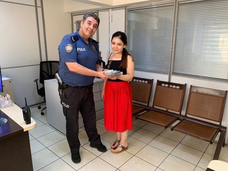 Bursa'da temizlik görevlilerinin bulduğu para dolu çanta sahibine ulaştırıldı G2