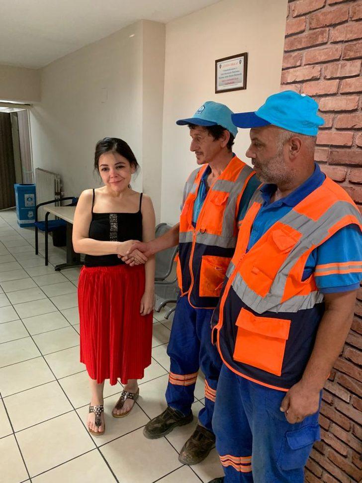 Bursa'da temizlik görevlilerinin bulduğu para dolu çanta sahibine ulaştırıldı G3