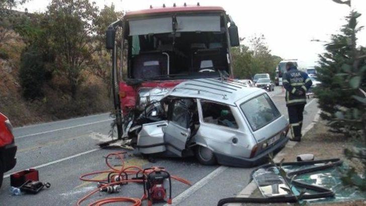Otomobil otobüsle çarpıştı: 1 ölü, 2 yaralı