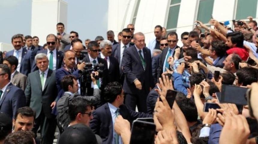 Cumhurbaşkanı Erdoğan'a cuma namazı çıkışı sevgi gösterisi