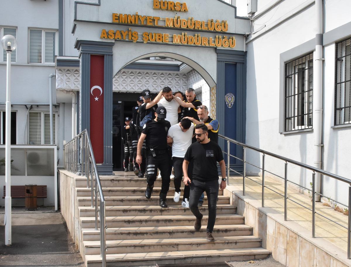 Bursa'da eğlence merkezinin &ouml;n&uuml;nde işlenen cinayetin ş&uuml;phelileri İzmir'de yakalandı