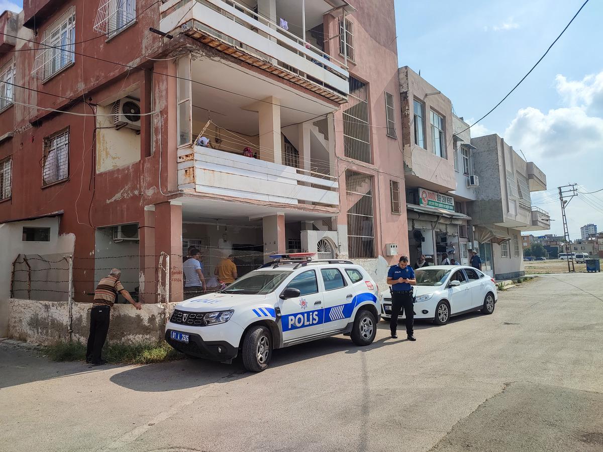 Adana'da yatalak kadın &ouml;l&uuml;, oğlu ise bilekleri kesilmiş halde bulundu