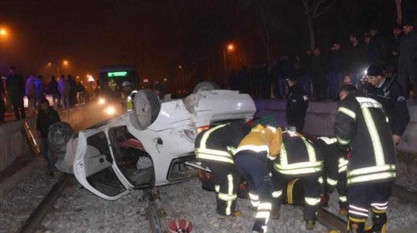 Tramvay yoluna u&ccedil;an otomobilde can pazarı